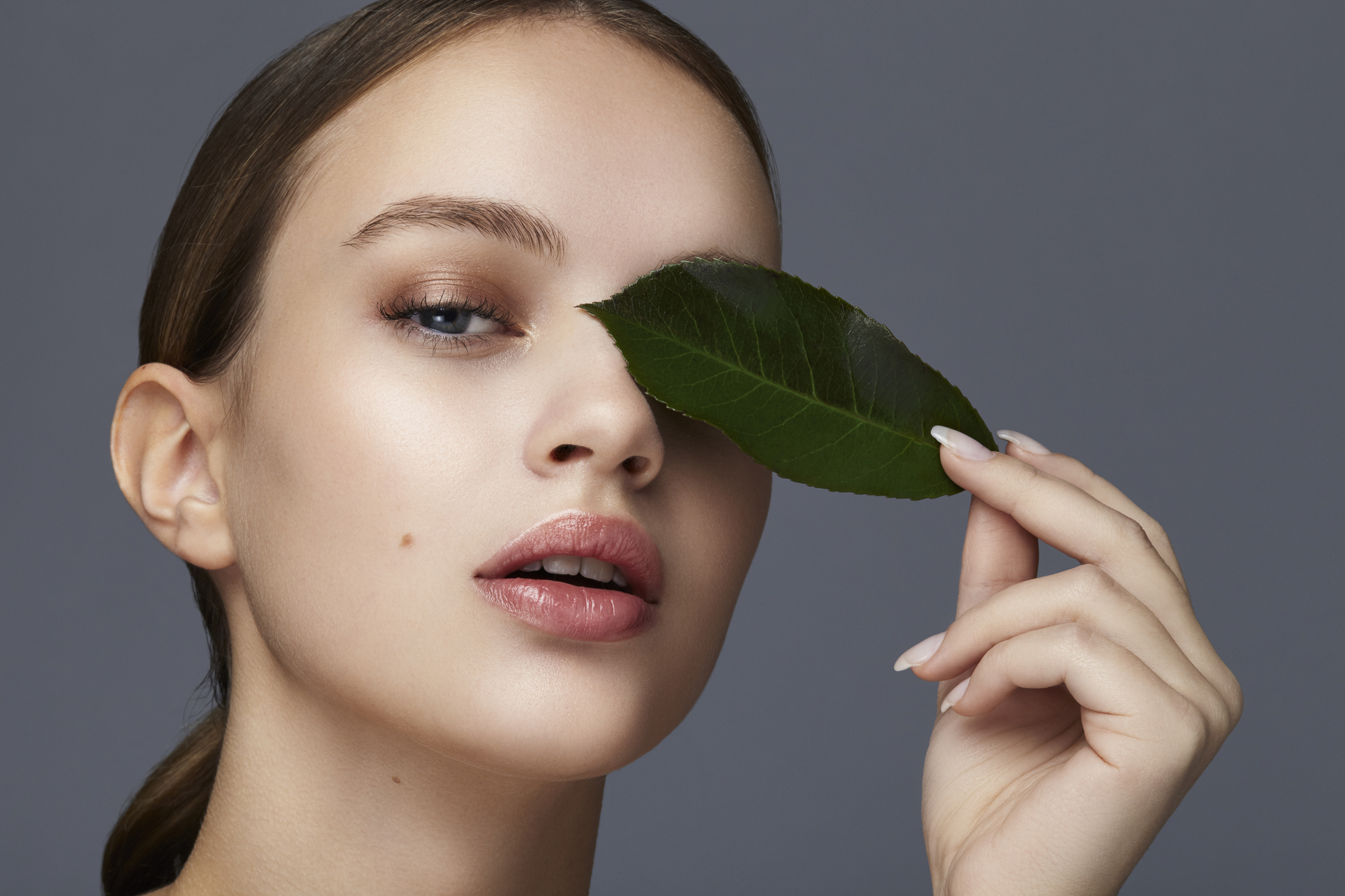 Tips for Achieving Alluring Dewy Skin without Makeup