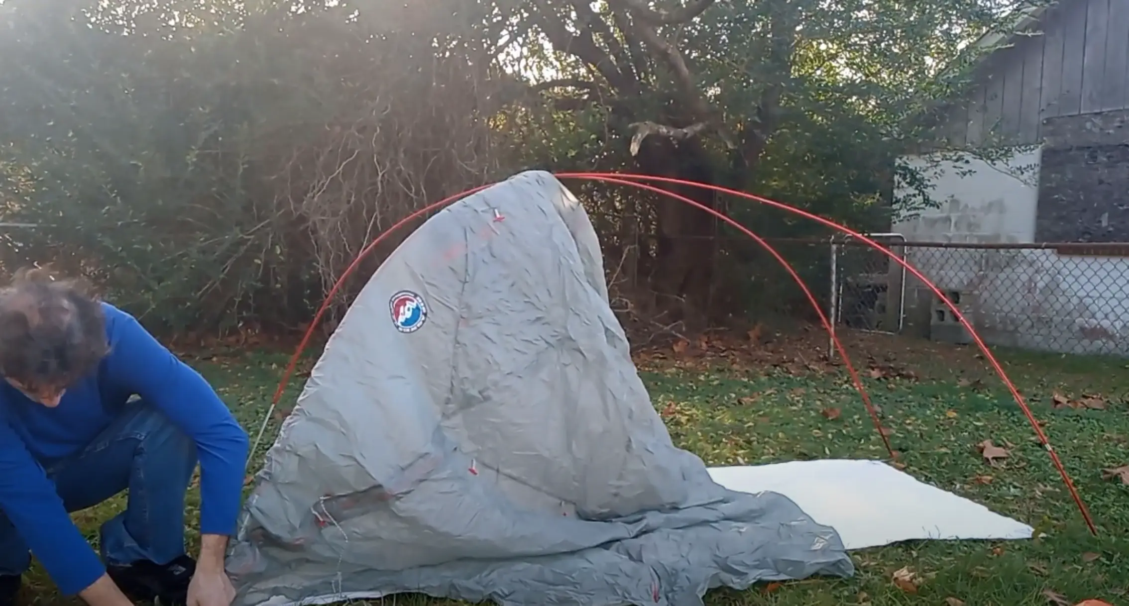 Here are 8 easy ways to put a tarp under a tent